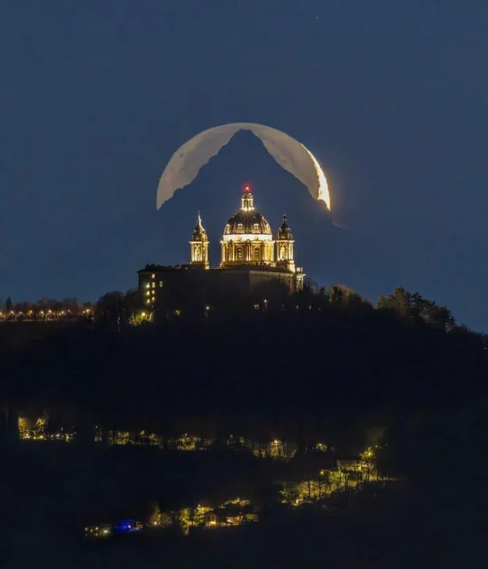 Photographer Waited 6 Years to Get Perfectly Aligned Photo of Moon, Mountain, and Basilica - The photo, Reddit, Telegram (link), moon, Basilica, Night