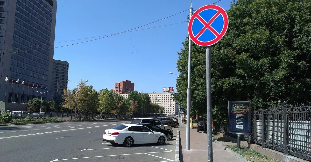 Панорама парковка. Автомобильная стоянка. Разметка для стоянки автомобилей. Разметка на парте. Парковка автомобиля.