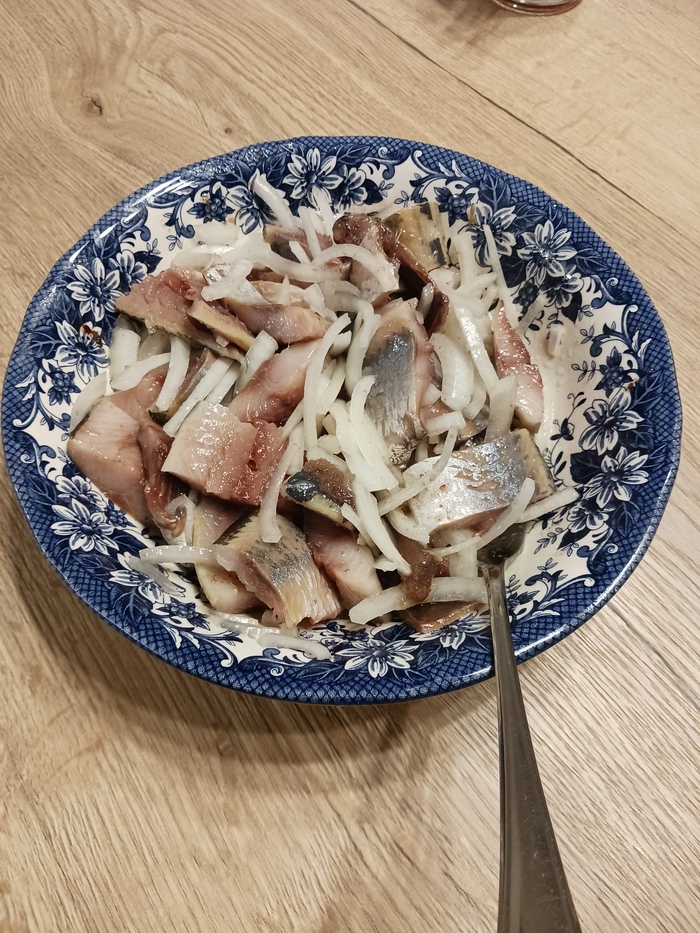 Водка и селёдка с луком идеальная закуска.Кто любит тот поймёт.