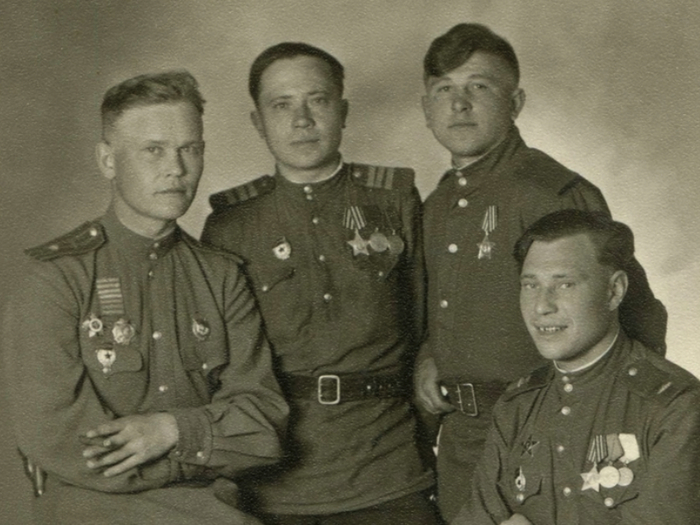 Присмотритесь – сколько нашивок у майора за ранения...