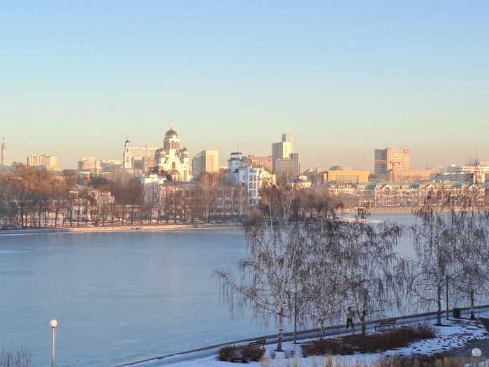 Городской пруд, Спортивный комплекс «Динамо» и Храм на Крови