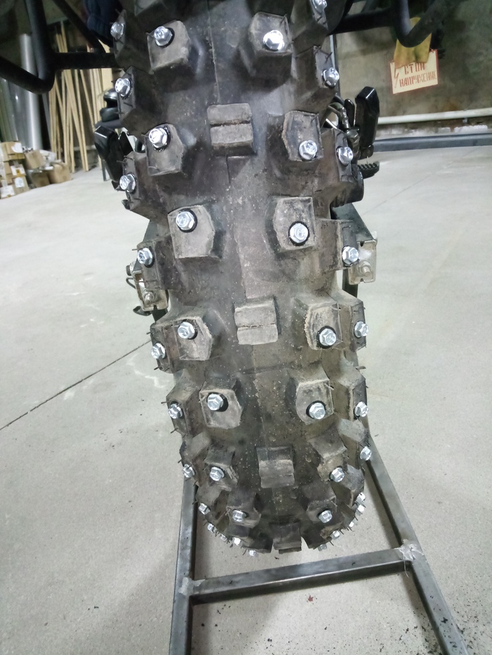 Заднюю уже прошиповал. Ещё для увеличения площади зацепа немного спущу воздух.