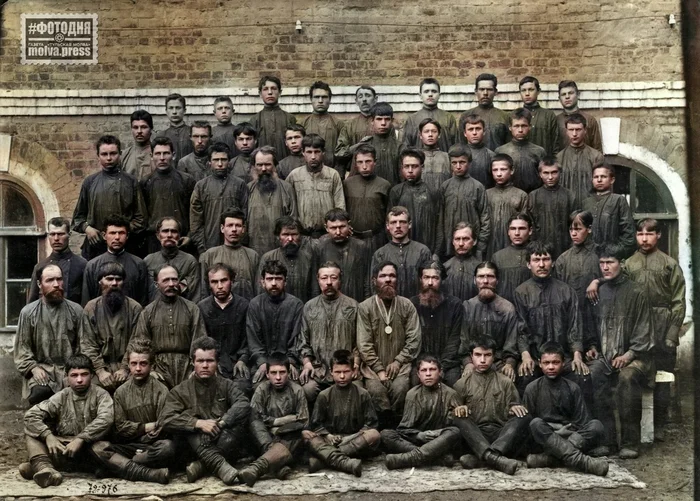 Happy faces of workers of the Russian Empire, Tula. Photo from the beginning of the 20th century. Watch under the crunch of French bread - My, History, Local history, История России, Factory, Historical photo, Factory, Samovar, Tula, Tula region, Old photo, Colorization, Российская империя, Facial plastic surgery, Emotions, Hard work