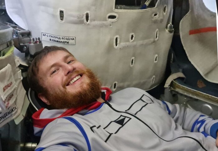 В этот момент я чувствую себя невероятно счастливым. Я нахожусь в кресле командира настоящего космического корабля, пусть это и тренажер.