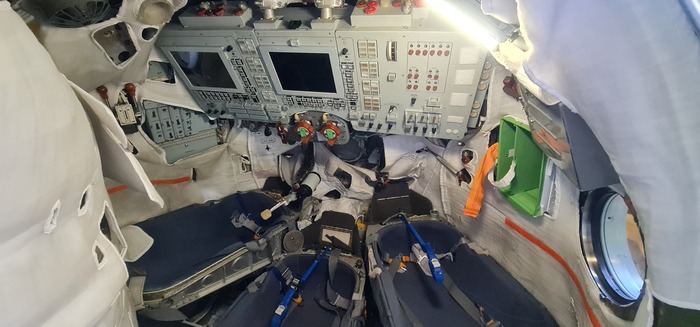 Места внутри оказалось больше чем кажется снаружи. Кнопки нажимать не запрещали, но просили не увлекаться)))