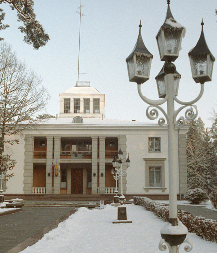 В этом здании 8 декабря 1991 года состоялось подписание соглашения о создании Содружества Независимых Государств. Беловежская Пуща, Вискули, Белоруссия