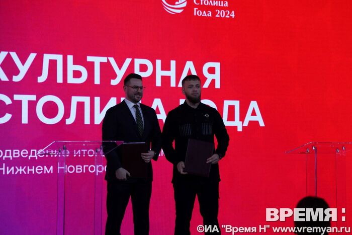 Если что, министр культуры Чечни справа