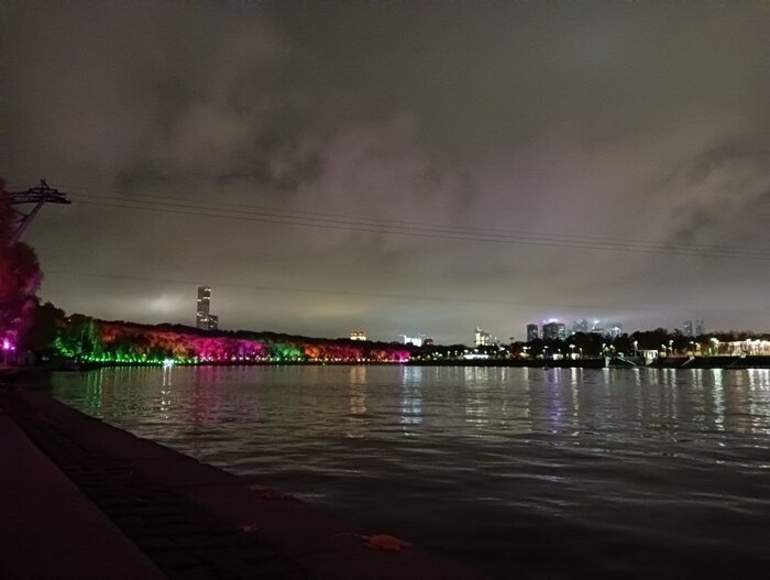 Воробьёвская набережная, вид у воды в промежутках пока воду не баламутят проходящие трамвайчики.