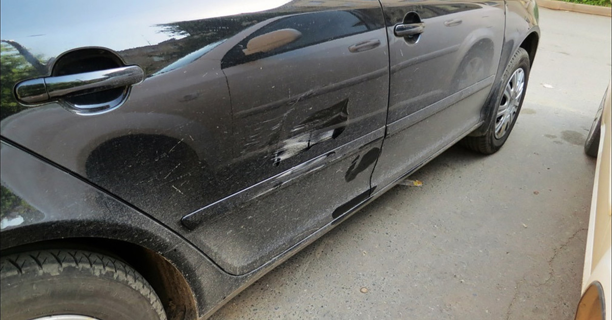 Бмв х5 царапина на крыле. Поцарапанная машина. Повреждение автомобиля на парковке. Поцарапали машину во дворе. При парковке задел машину.