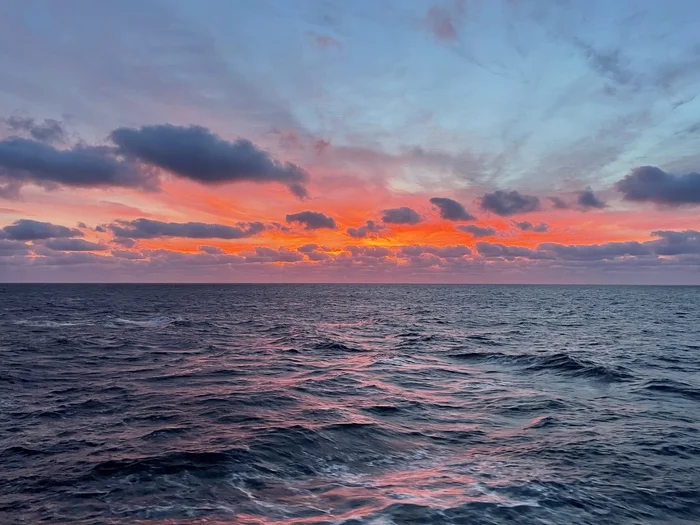 Утренний рассвет - Моё, Рассвет, Море, Пароход, Мобильная фотография, Пейзаж