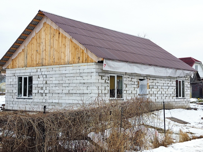 Март 2023, снаружи почти без перемен, видны только окна, потом и дверь. Все кипело внутри.