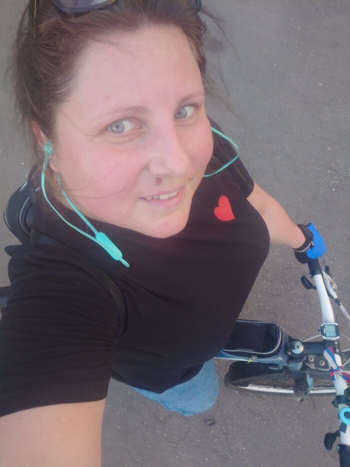 без грима, мейка и фильтров. Простая как есть) и да, вело очень люблю (хоть по мне и не слишком видно)))