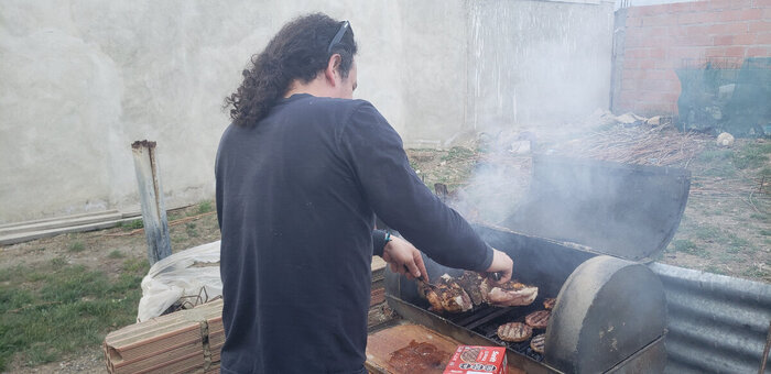 Лео готовит мясо