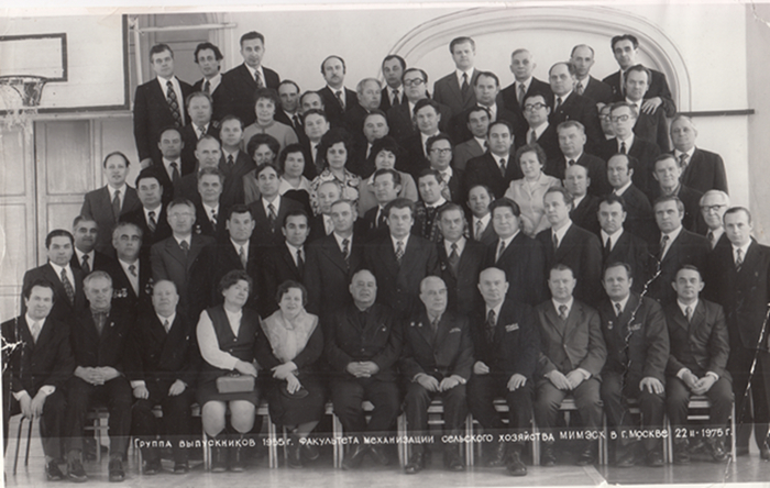 Рис. 4. Выпускники МИМЭСХа 1955 года. Я во 2-м ряду 4-й справа. Фото из личного архива