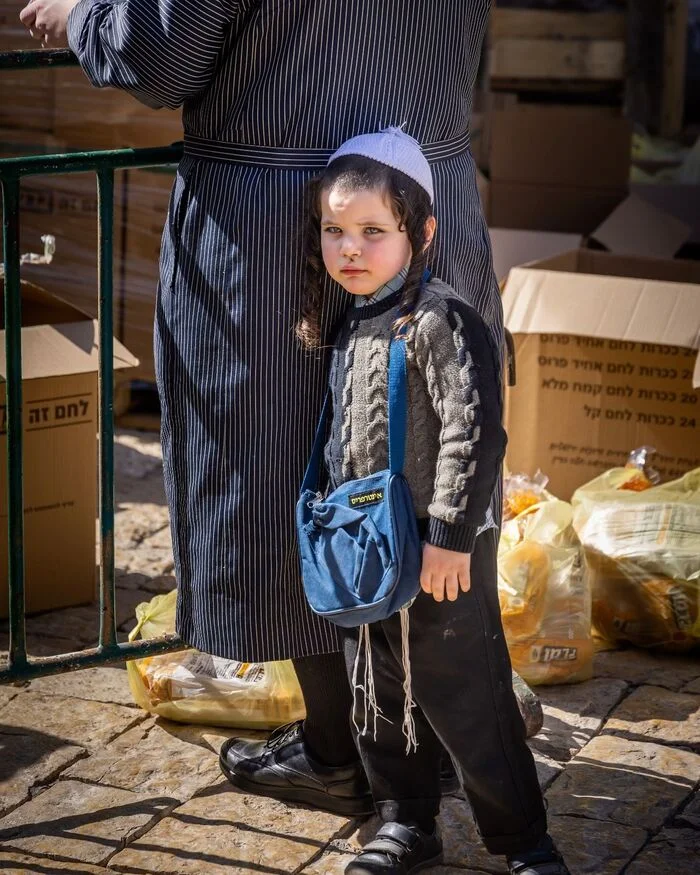 Mea Shearim neighborhood in Jerusalem. Orthodox Jews - Jews, Orthodox Jews, Israel, Israelis, Traditions, Video, Vertical video, Longpost, Children