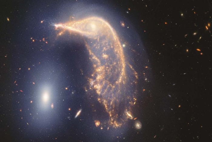   Arp 142 (  "  "),    " ".      326      /  NASA, ESA, CSA, STScI