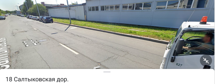 На панораме мимо припаркованных легковушек спокойно проезжает грузовик.