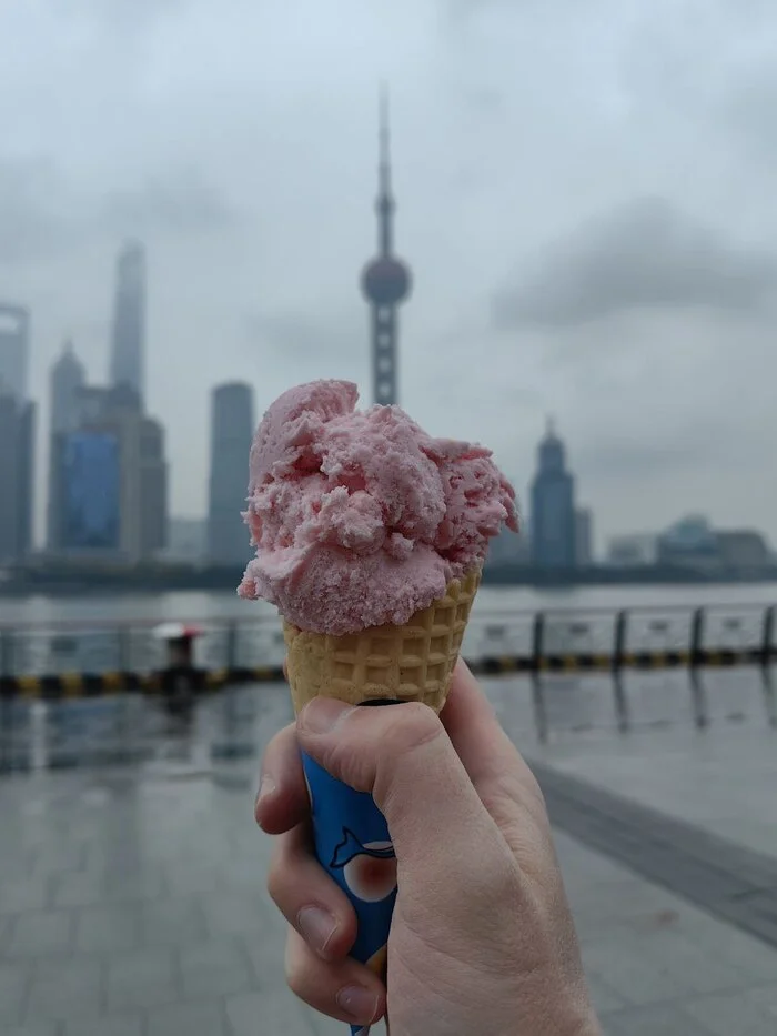 DECEMBER ICE CREAM IN SHANGHAI - China, Shanghai, Ice cream