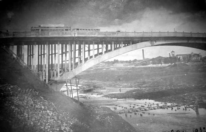 1933 год. Казань. Мост на старом русле Казанки. Из коллекции Александра Липатова (водонапорная башня видна в кадре справа).