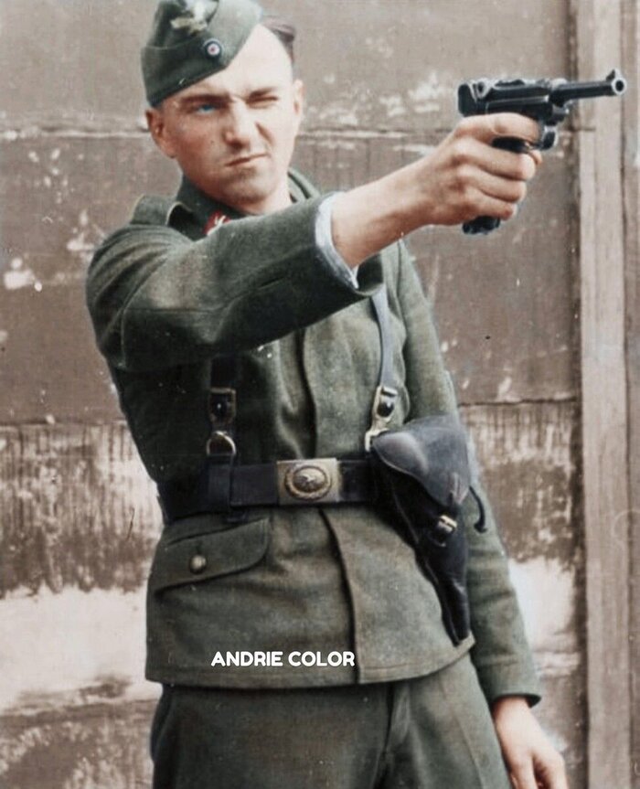 Немецкий десантник с пистолетом P.08