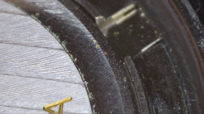 Следы коррозии и окислов