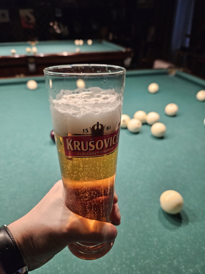 В клубе 3 стола русского и 1 американки(на нем играют подростки и девушки в основном