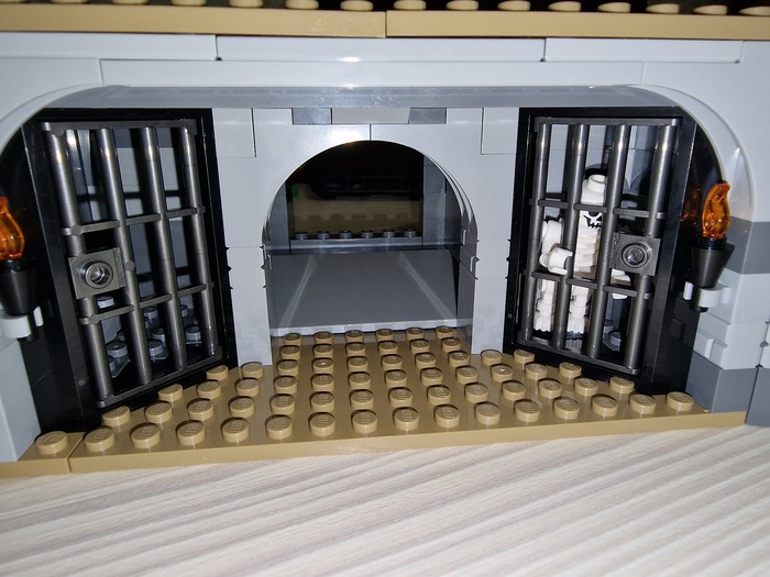 Темница и бедолага, видать давно сидит.