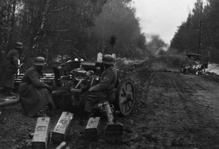   50-  PaK 38 (5-cm-PaK 38)   19-    (19. Panzer-Division)          