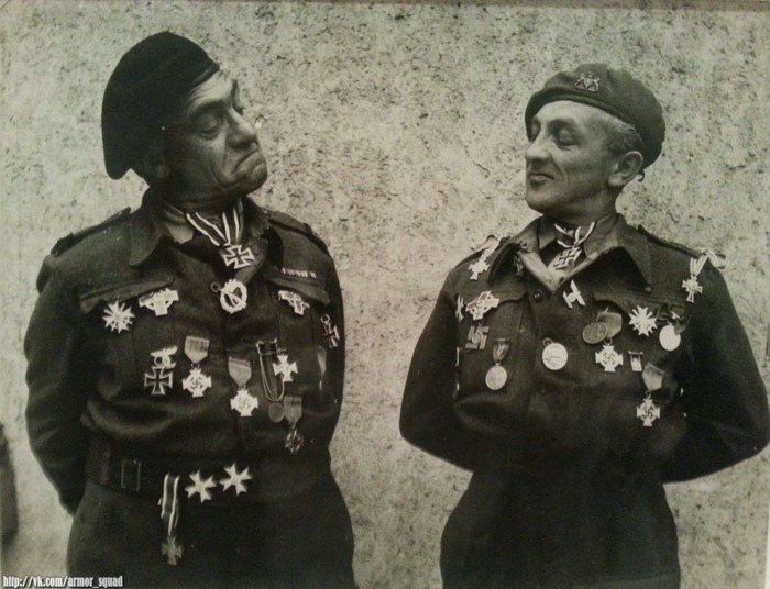 Очень довольные своими "обновками" канадцы после взятия Кана