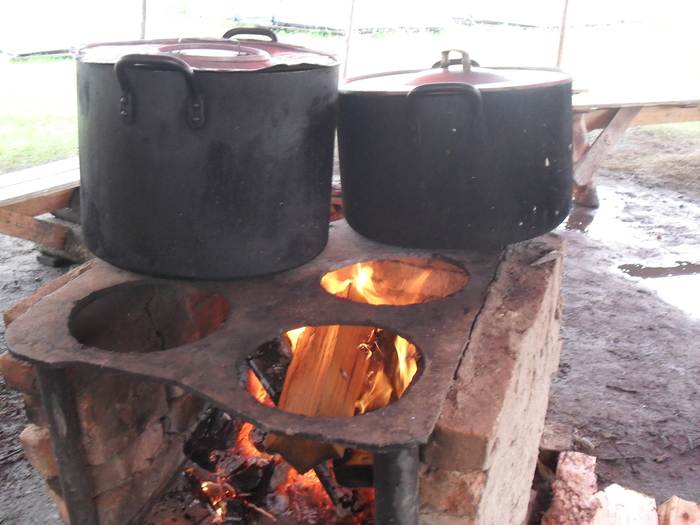 Костер где готовится еда, а по вечерам вокруг него собирается весь лагерь