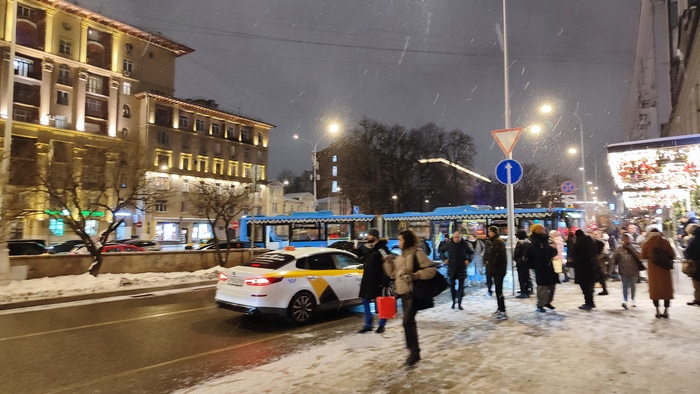 Всё хорошо, жертв нет. Просто людей попросили прогуляться пешочком. Погода была отличная. Народ разбредался, кто куда.