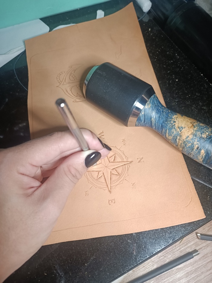 Выглядит это вот так - тюк тюк тюк кияночкой по штампику, потом по другому, третьему, четвертому, в зависимости от того, что нужно получить