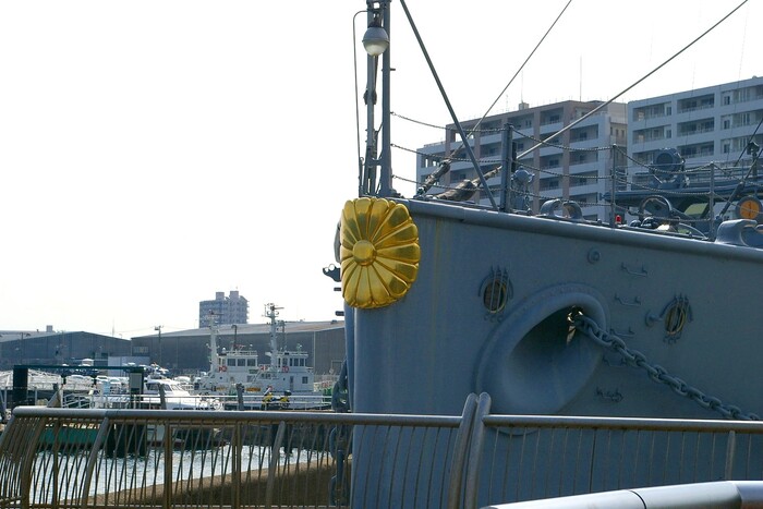 Японский броненосец «Микаса» с государственным символом на носу. Фото с сайта <!--noindex--><a href="https://pikabu.ru/story/zheltyie_khrizantemyi_12136822?u=http%3A%2F%2Fwikipedia.org&t=wikipedia.org&h=069e34549d8605623376d6a956946f0dddfb7907" title="http://wikipedia.org" target="_blank" rel="nofollow noopener">wikipedia.org</a><!--/noindex-->.