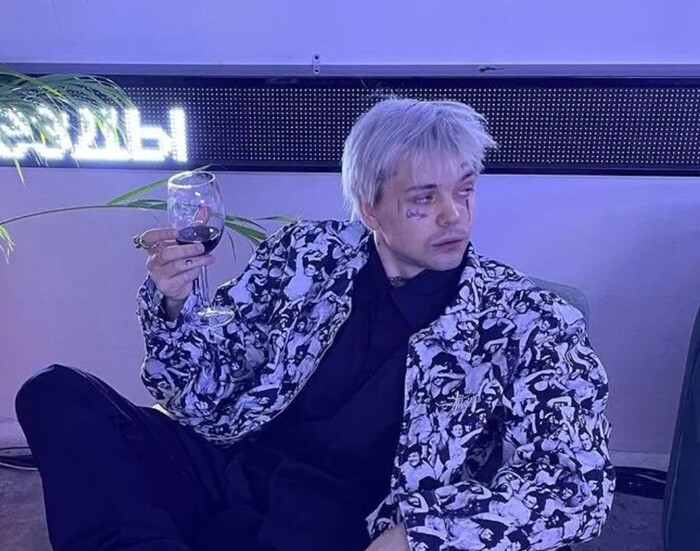 Смахивает на Кинчева, но зачем то набил татуху на лице. Наверное под Железного Майка косит а не Кинчева.