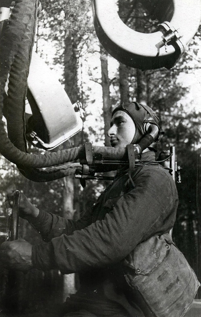 Слухач- зенитчик Ю. Хубиев улавливает приближение вражеских самолетов. 1941 год.