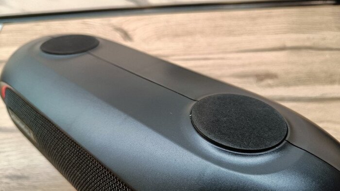 А с тыльной стороны под большой резиновой заглушкой размещаются физические разъемы.