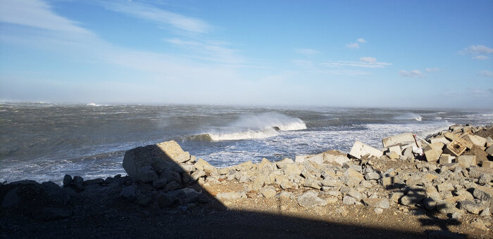 Ветер сдувает волны