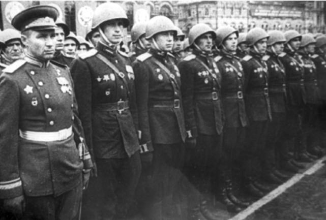 Парад Победы. Сводный полк 2-го Украинского Фронта. 1-й ряд 1-й коробки. (Кадр из хроники о Параде Победы (Слева направо: 1-й Маргелов В; 2-й Анфиногенов - к-р роты; 4-й Котлярский - нач-к связи дивизии; 5-й - Тарасов из 148 сп; 6-й -Войцехович В.В.