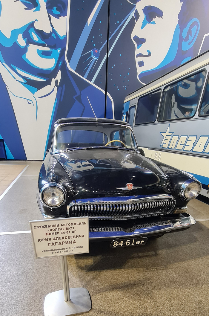 Перед зданием стоит МИГ-15 Юрия Алексеевича, а внутри его уже наземная машина.