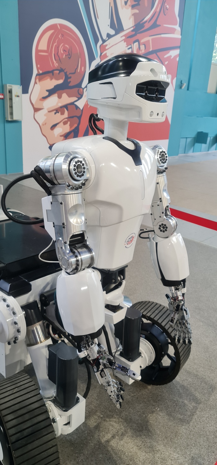 Робот Фёдор, находясь рядом с Международной космической станцией, с нетерпением ожидает начала тренировки.