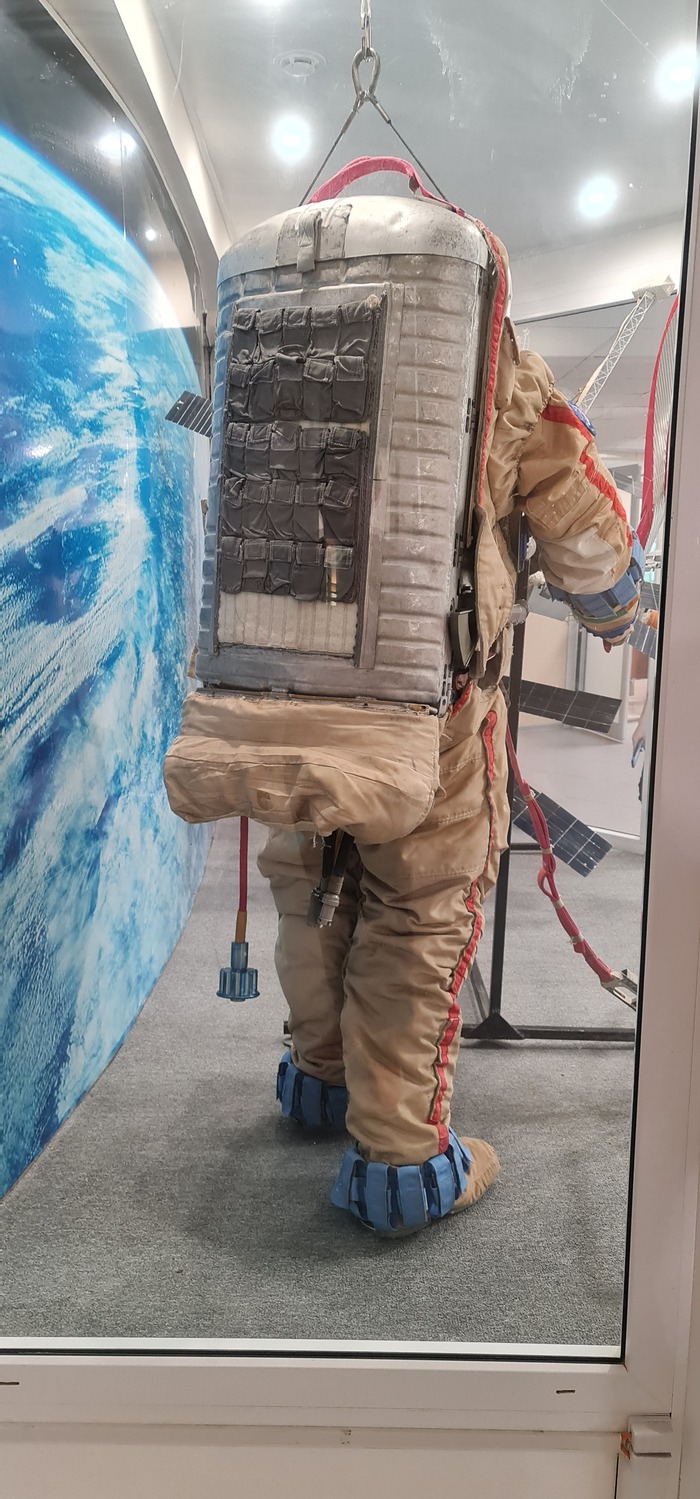 Специальная версия скафандра для выхода в открытый космос с утяжелителями.