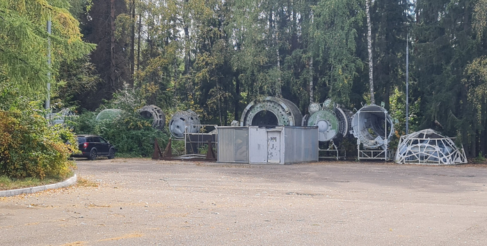 За зданием Гидролаборатории оказалась настоящая свалка космических аппаратов!)))