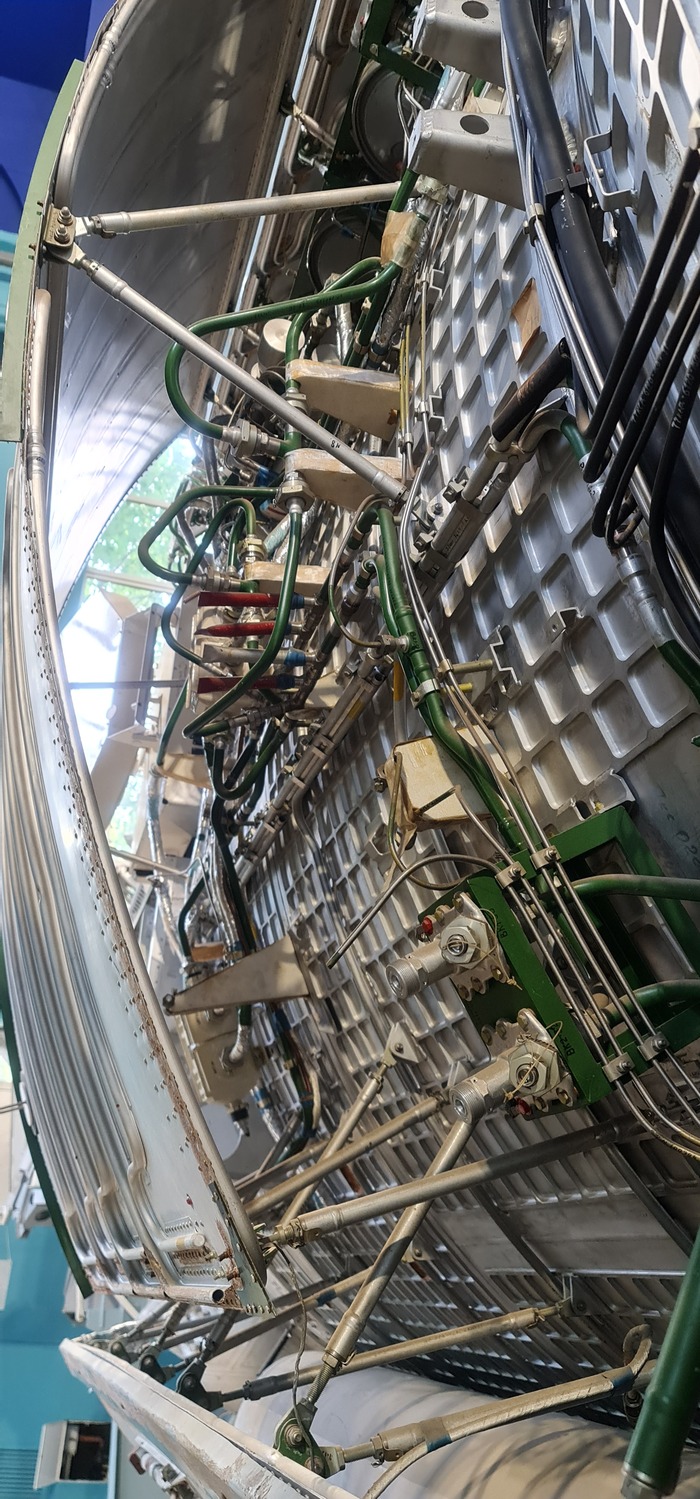 Раньше представлял, да и в литературе встречалось, что космонавтов отделяет от Космоса всего 1-3 миллиметра алюминия.