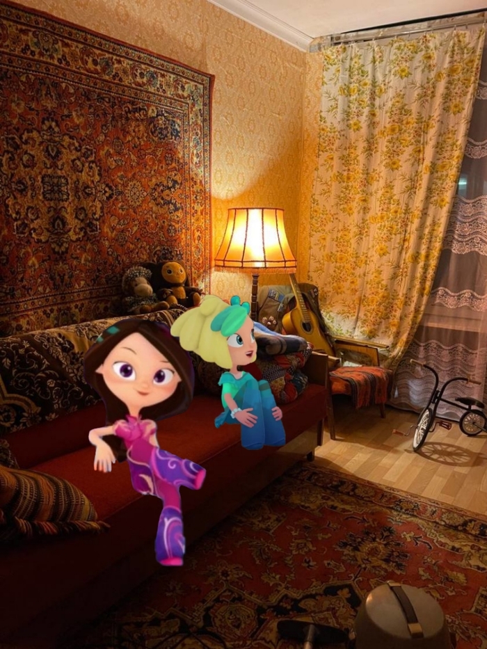 Варя и снежка сидят на советском диване