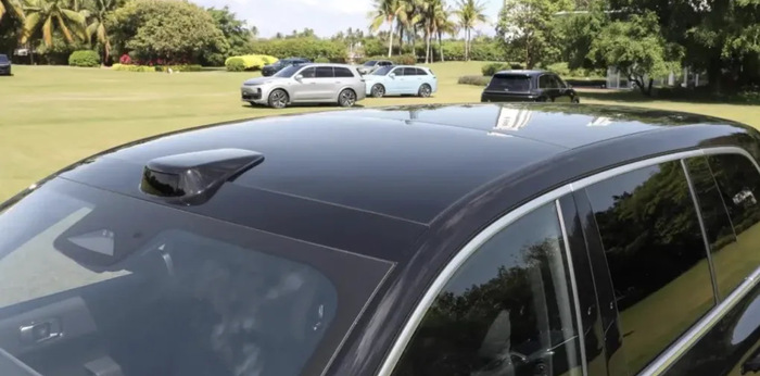 Li Auto  :   L  2025    