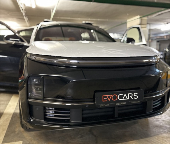 Li Auto  :   L  2025    