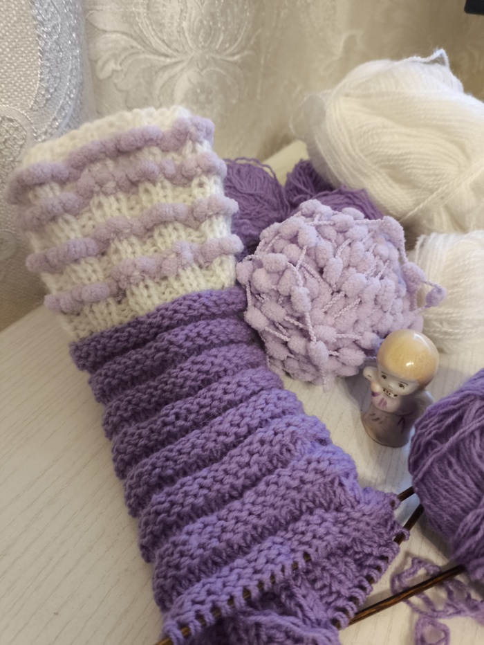 Манжеты фасонной пряжей: 3 ряда основной (белой) нитью резинкой 2 на 2, 1 ряд фасонной пряжей изнаночными рядами. Повторить 4 раза, затем вязать резинку белой пряжей до желаемой длины манжеты