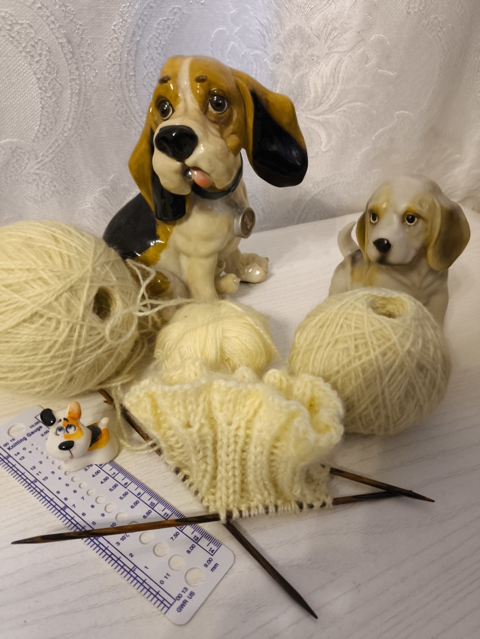 Манжеты с рюшами "Колокольчики". Много видео, как их вязать, есть в Интернете, важно после рюшей не забыть, что количество петель для дальнейшего вязания должно делиться на 4.