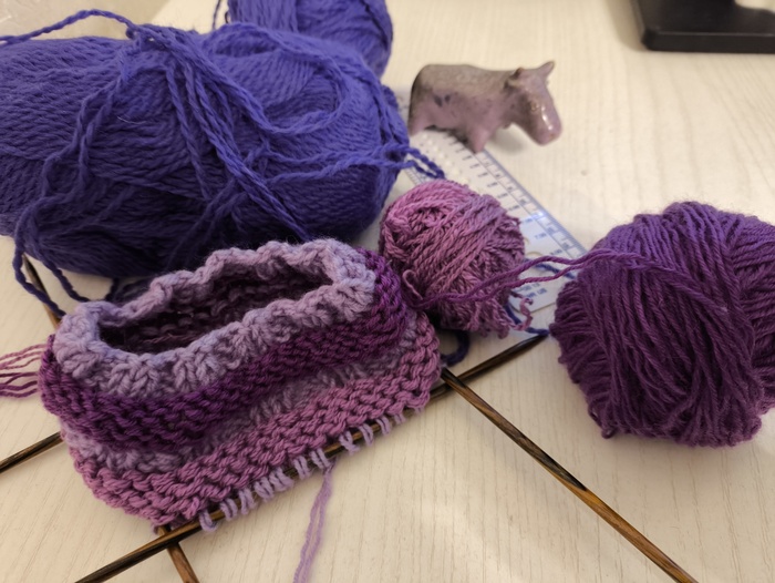 Отделка руликом: 3 ряда резинкой 2 на 2, 3 ряда изнаночными нитью другого цвета, повторить 5 раз