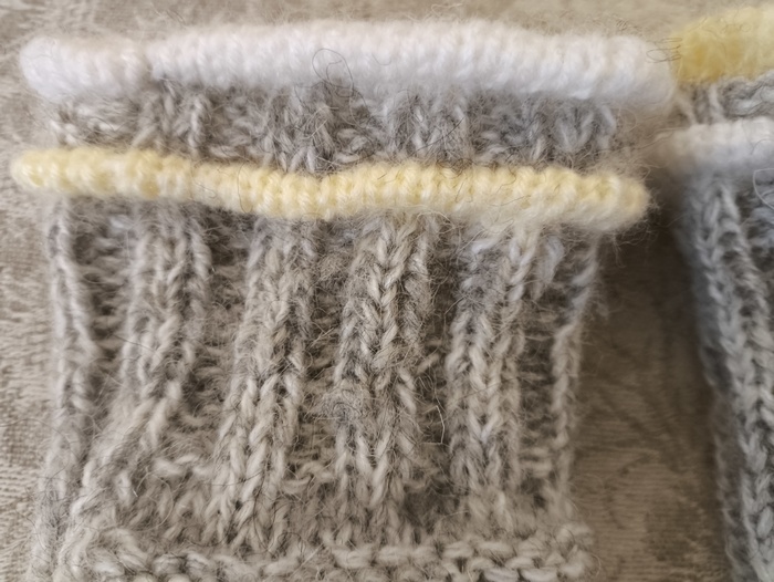 Цветные складки лицевой гладью: 5 рядов лицевой гладью, затем с изнаночной стороны вязания подхватываем на спицу по 1 петле из 1 ряда и провязываем две вместе лицевой, повторяем до конца ряда, вяжем основным цветом 3 ряда резинкой и делаем новую складку